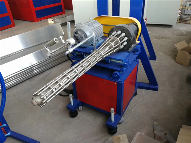 Dispositivo formador de varillas en espiral para la producción de mangueras en espiral de PVC