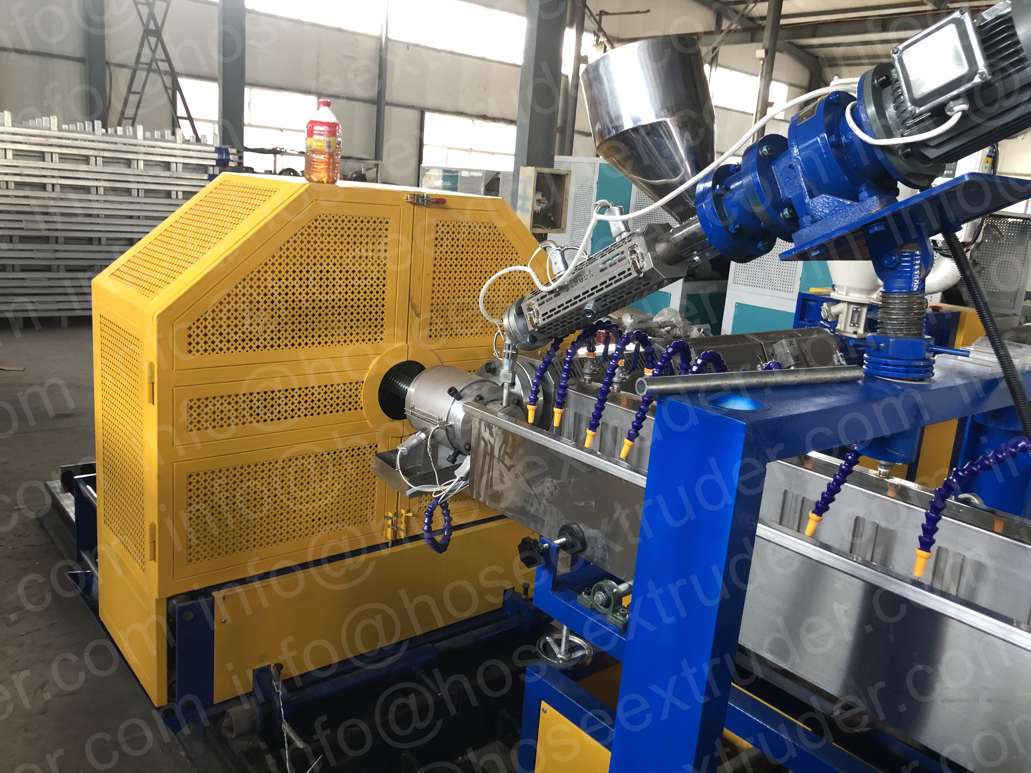 Prueba terminada para la máquina extrusora de manguera de PVC reforzada con alambre de acero del cliente de Brasil